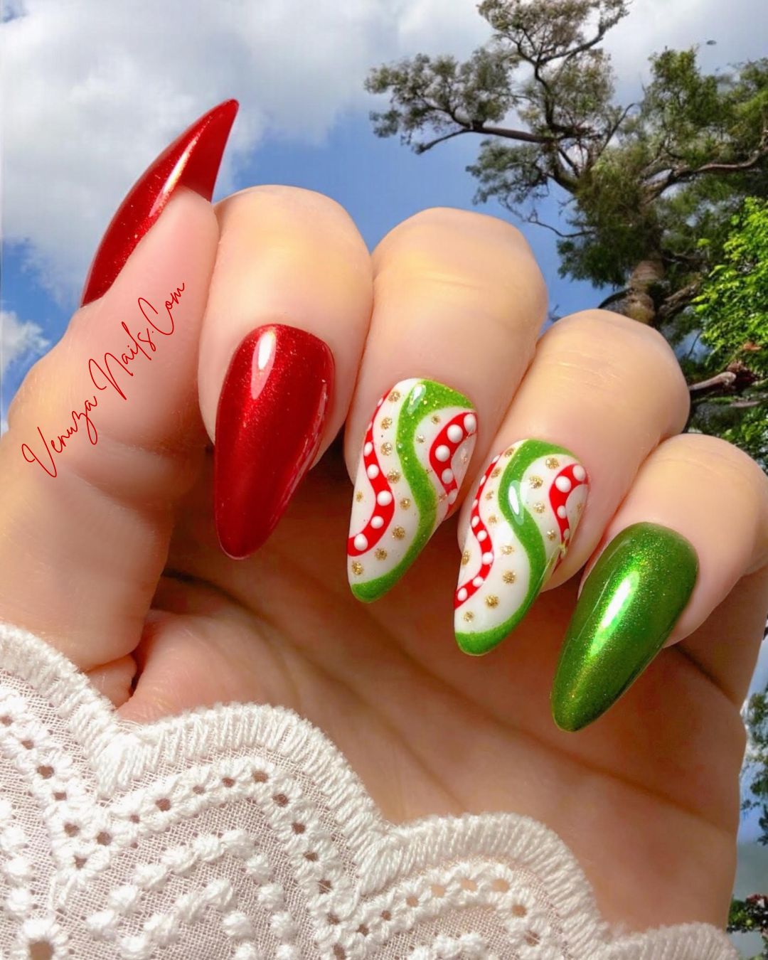 Press-on nails Festiva – un mélange raffiné entre l’Italie et l’esprit de Noël.
Rouge profond, vert scintillant et touches dorées pour un look festif, élégant et ultra-féminin.