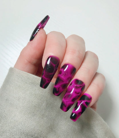 faux-ongles-marbre-rose-noir-1
