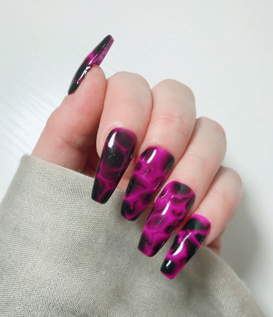 faux-ongles-marbre-rose-noir-1