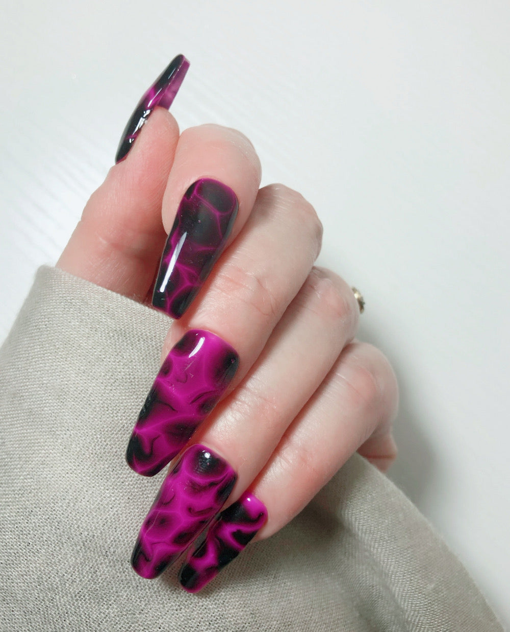 faux-ongles-marbre-rose-noir-3
