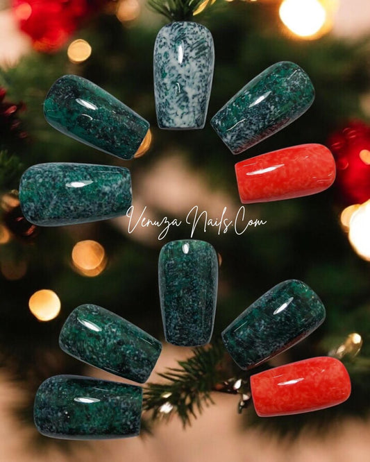 Set de press-on nails « Green Mirage » aux nuances vert émeraude et effet texturé marbré, peint à la main, présenté sur fond de noel pour mettre en valeur les détails du nail art.