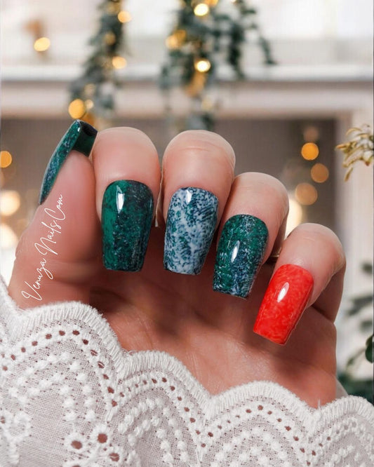 Press-on nails « Green Mirage » portés sur les mains, révélant un effet marbré unique aux teintes vert profond et blanc texturé, pour une manucure élégante et sophistiquée.