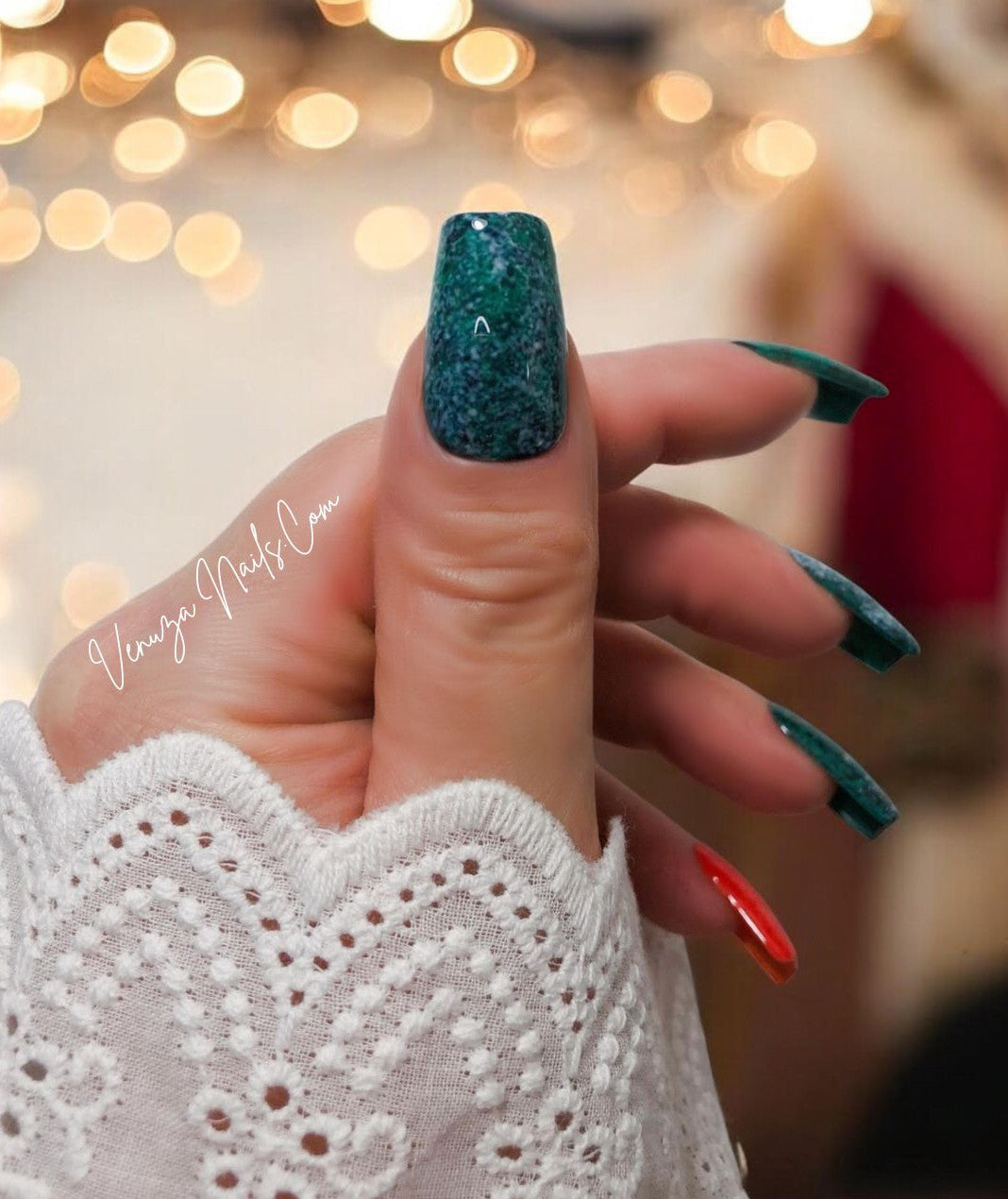 Press-on nails « Green Mirage » portés sur les mains, révélant un effet marbré unique aux teintes vert profond et blanc texturé, pour une manucure élégante et sophistiquée.