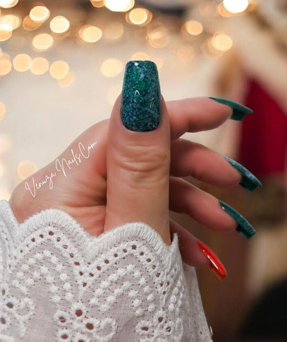 Press-on nails « Green Mirage » portés sur les mains, révélant un effet marbré unique aux teintes vert profond et blanc texturé, pour une manucure élégante et sophistiquée.