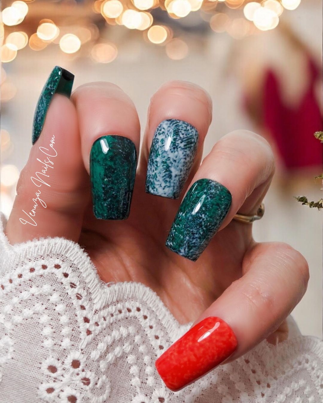 Press-on nails « Green Mirage » portés sur les mains, révélant un effet marbré unique aux teintes vert profond et blanc texturé, pour une manucure élégante et sophistiquée.