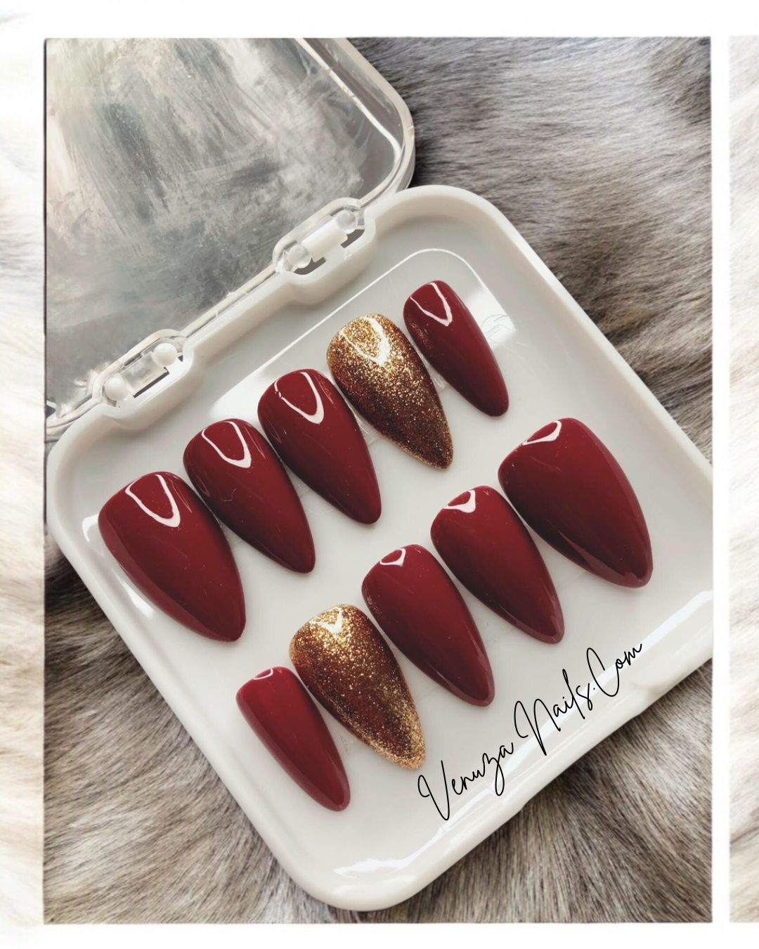 un kit de press on nails dans leur boite blanche, de couleur marron glacé, l'annulaire porte une teinte doré scintillante, signé Venuza Nails, tout est peint à la main .