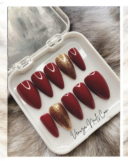 un kit de press on nails dans leur boite blanche, de couleur marron glacé, l'annulaire porte une teinte doré scintillante, signé Venuza Nails, tout est peint à la main .