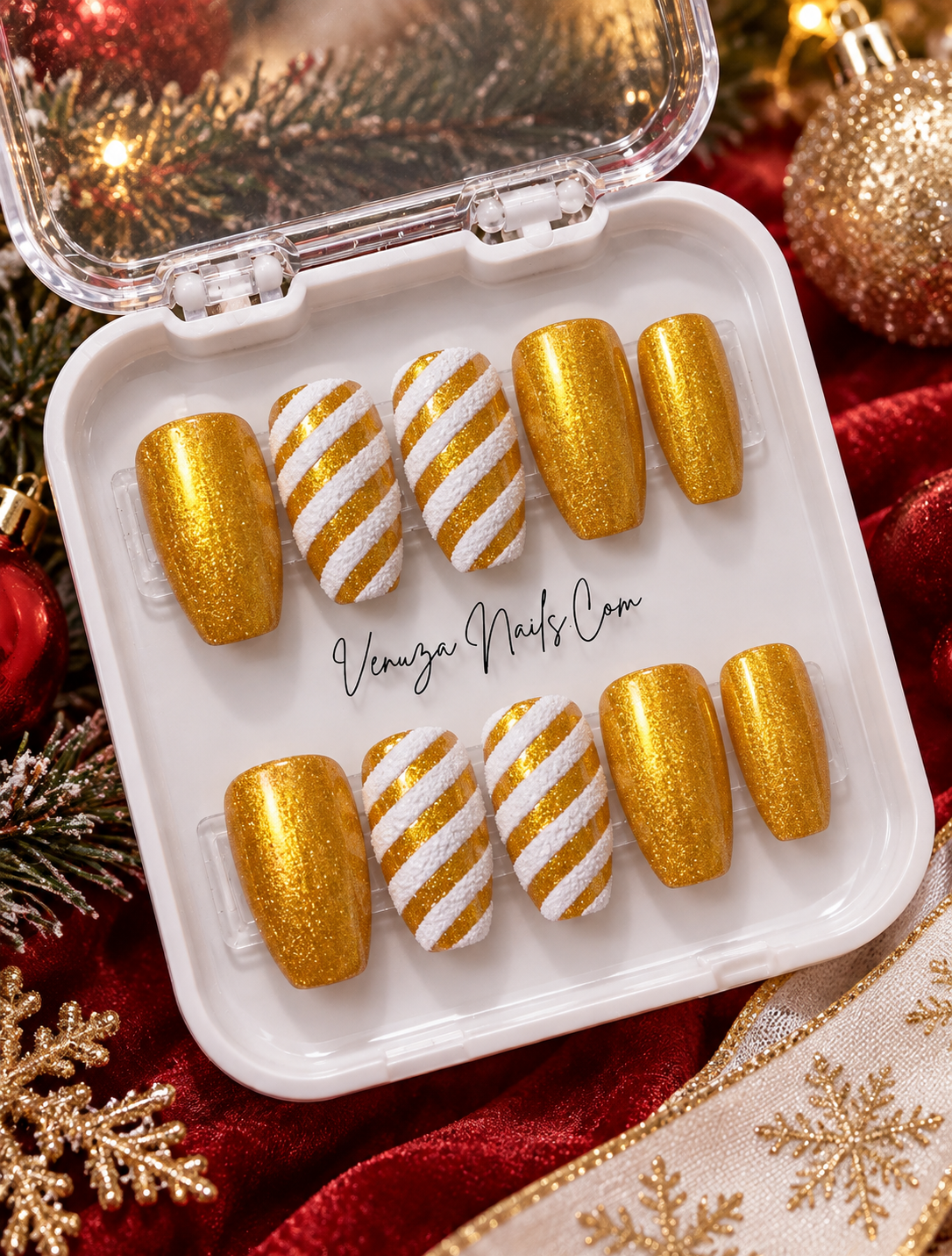 Manucure Gold Snow dorée et blanche portée avec un look de Noël