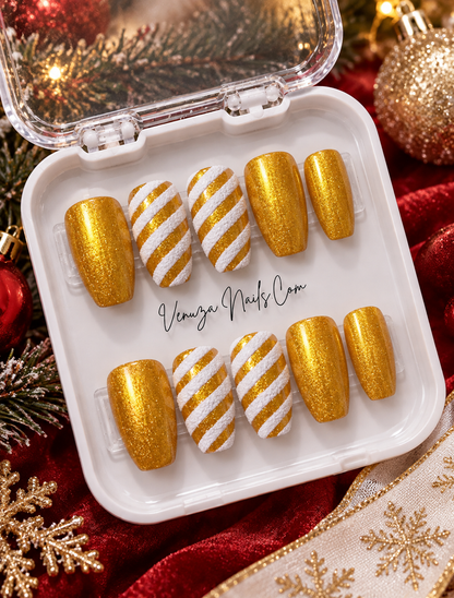 Manucure Gold Snow dorée et blanche portée avec un look de Noël