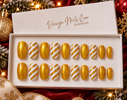 Manucure Gold Snow dorée et blanche portée avec un look de Noël
