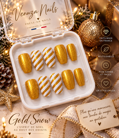 Manucure Gold Snow dorée et blanche portée avec un look de Noël