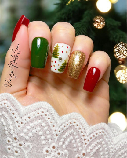Ensemble de press-on nails aux couleurs de Noël : rouge brillant, vert sapin, doré pailleté et un ongle blanc décoré de petits sapins, pois rouges et dorés, avec un strass au centre. 
