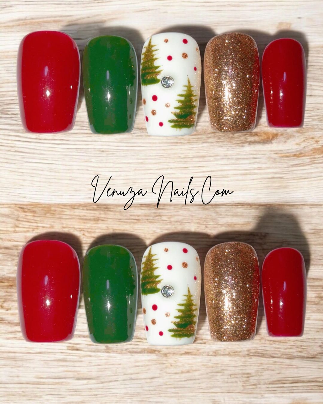 Ensemble de press-on nails aux couleurs de Noël : rouge brillant, vert sapin, doré pailleté et un ongle blanc décoré de petits sapins, pois rouges et dorés, avec un strass au centre. 