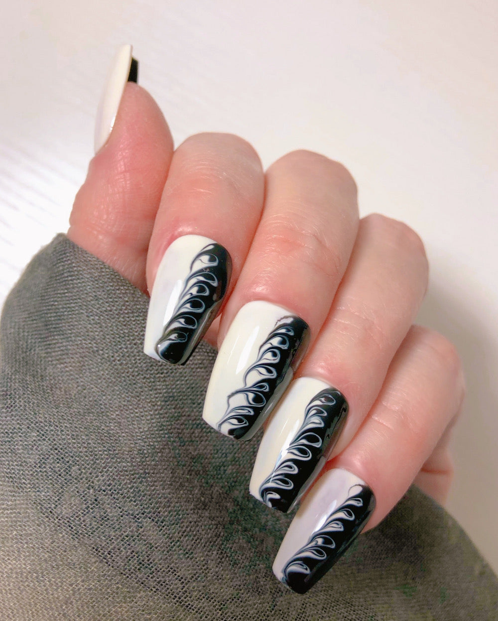 faux-ongles-noir-et-blanc-tourbillon-3