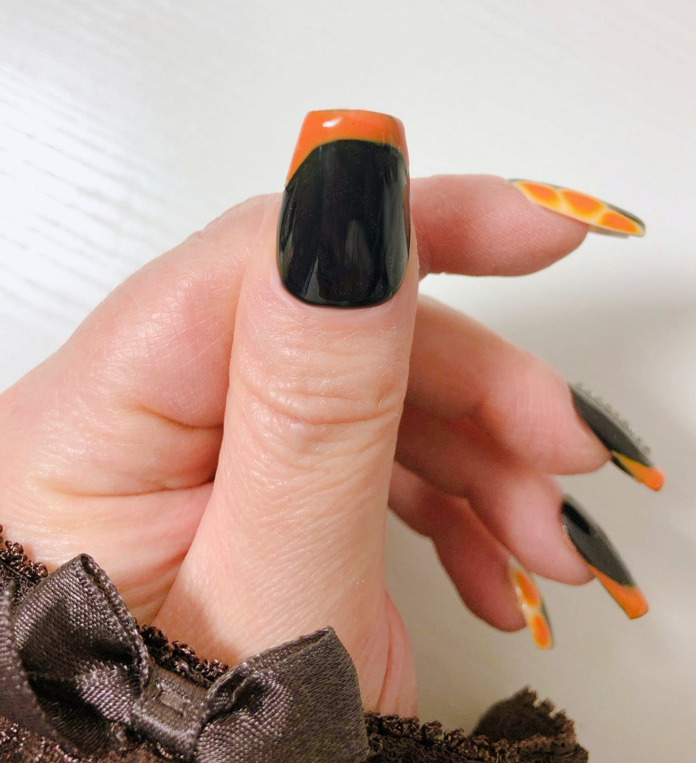 faux-ongles-noir-french-orange-strass-2