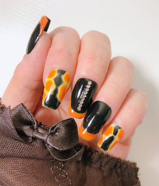faux-ongles-noir-french-orange-strass-4
