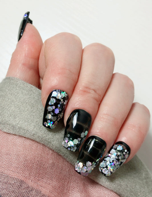faux-ongles-noirs-croco-paillettes-holographiques-1
