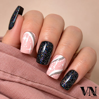Manucure Starlight sur ongles carrés medium noir pailleté nude argenté et étoiles blanches