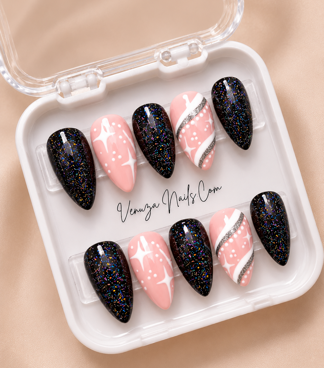 Coffret de press-on nails Starlight noir holographique et nude avec détails argentés et étoiles blanches