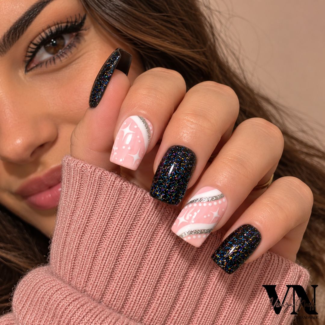 Manucure Starlight sur ongles carrés medium noir pailleté nude argenté et étoiles blanches