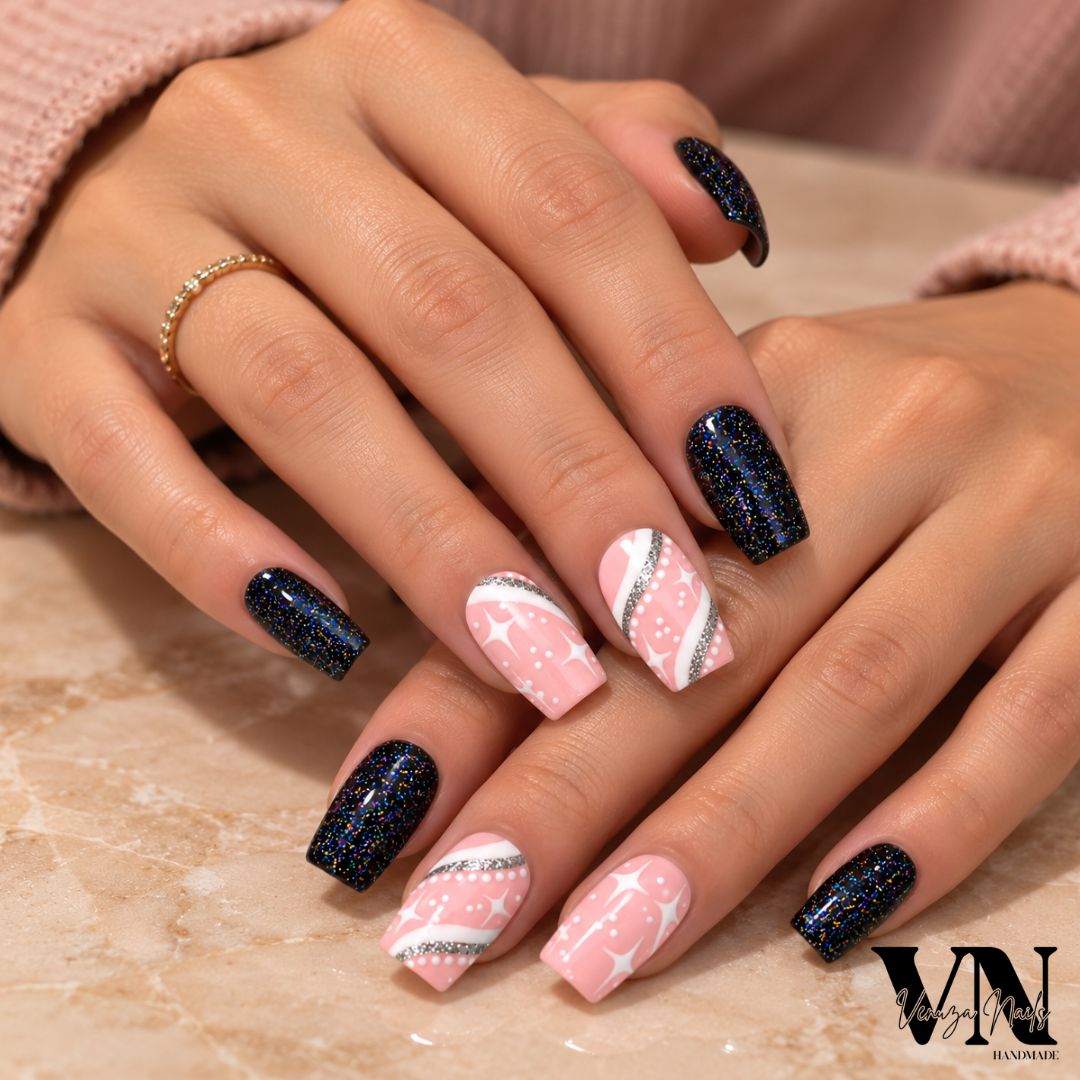 Manucure Starlight sur ongles carrés medium noir pailleté nude argenté et étoiles blanches