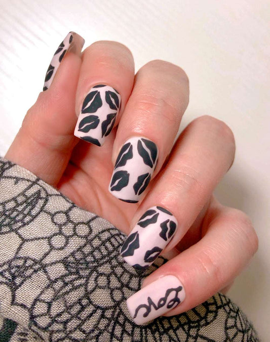 Black Lipssy - Venuza Nails