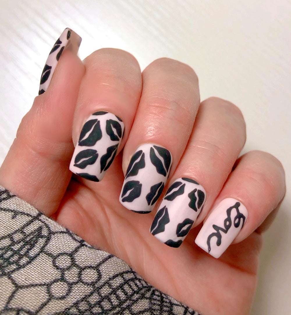 Black Lipssy - Venuza Nails