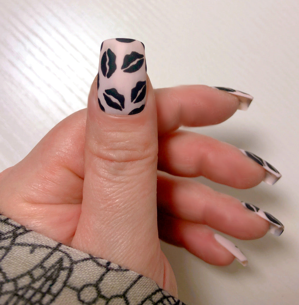 Black Lipssy - Venuza Nails