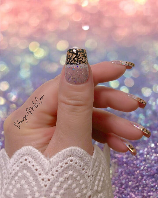 Kit d’ongles réutilisables hiver/Noël – press-on nails nude à dégradé blanc et doré, design léopard Indomptable.