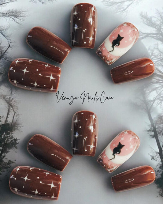 Press-on nails marron étoilés, avec motif de chat noir et lune sur fond rose clair – modèle Witchy Cat pour Halloween. signé Venuza Nails