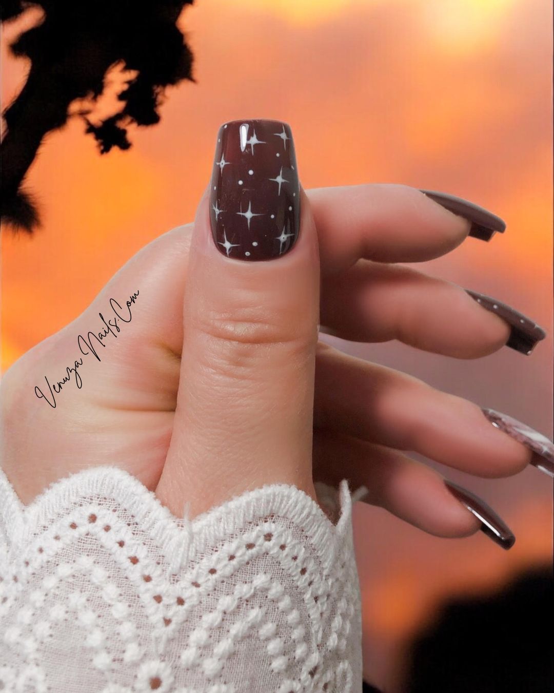 Press-on nails marron étoilés, avec motif de chat noir et lune sur fond rose clair – modèle Witchy Cat pour Halloween. signé Venuza Nails