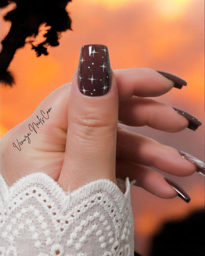 Press-on nails marron étoilés, avec motif de chat noir et lune sur fond rose clair – modèle Witchy Cat pour Halloween. signé Venuza Nails