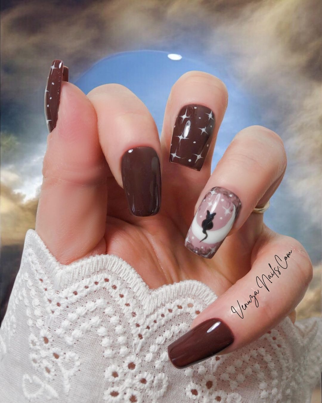 Press-on nails marron étoilés, avec motif de chat noir et lune sur fond rose clair – modèle Witchy Cat pour Halloween. signé Venuza Nails