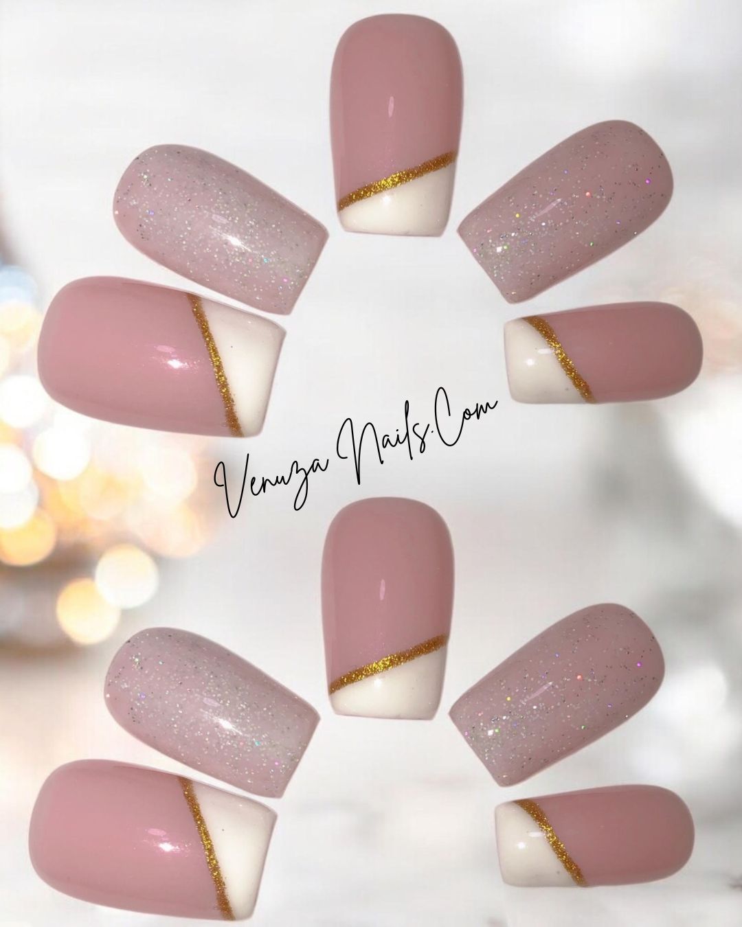Faux ongles press-on Shanna de Venuza Nails – manucure rose nude avec french oblique blanche et fine ligne dorée, finition brillante et touches de paillettes.
