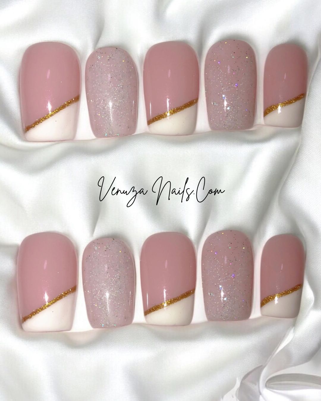 Faux ongles press-on Shanna de Venuza Nails – manucure rose nude avec french oblique blanche et fine ligne dorée, finition brillante et touches de paillettes.