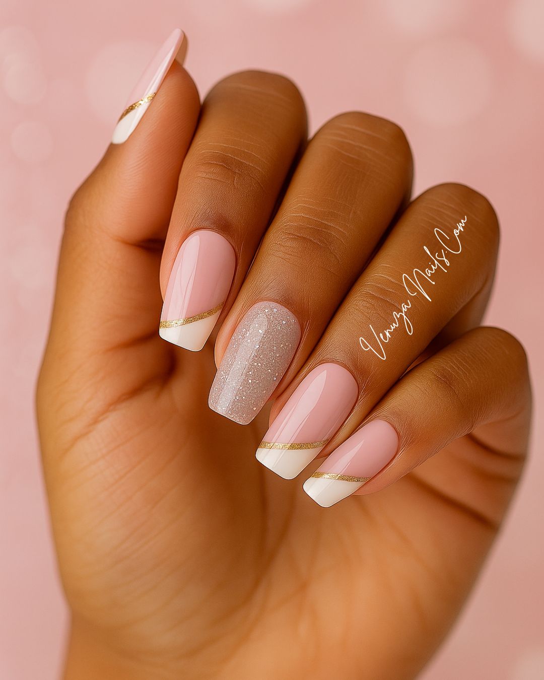 Faux ongles press-on Shanna de Venuza Nails – manucure rose nude avec french oblique blanche et fine ligne dorée, finition brillante et touches de paillettes.