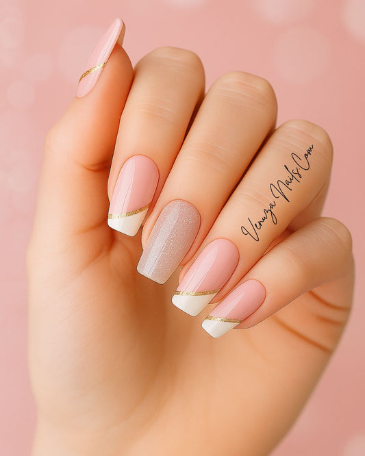 Faux ongles press-on Shanna de Venuza Nails – manucure rose nude avec french oblique blanche et fine ligne dorée, finition brillante et touches de paillettes.