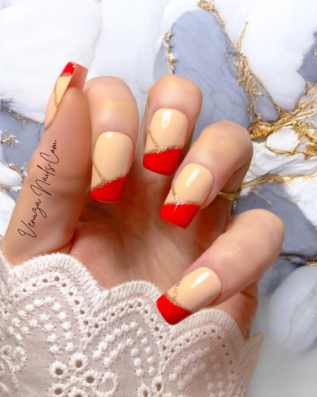 Faux ongles press-on Ruby — design chic avec base nude, French rouge rubis et fine ligne dorée, finition brillante, par Venuza Nails.