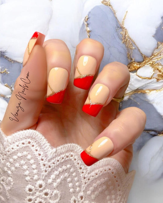 Faux ongles press-on Ruby — design chic avec base nude, French rouge rubis et fine ligne dorée, finition brillante, par Venuza Nails.