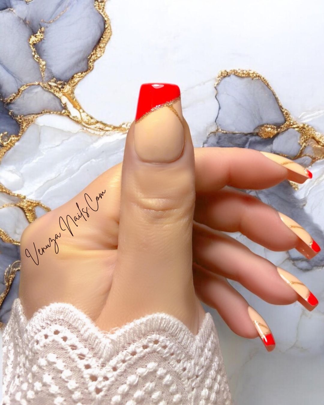 Faux ongles press-on Ruby — design chic avec base nude, French rouge rubis et fine ligne dorée, finition brillante, par Venuza Nails.