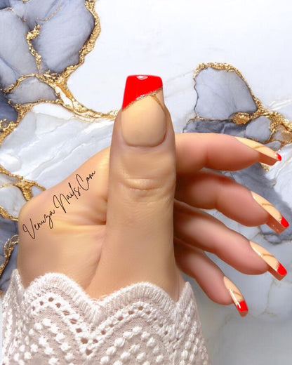 Faux ongles press-on Ruby — design chic avec base nude, French rouge rubis et fine ligne dorée, finition brillante, par Venuza Nails.