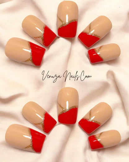 Faux ongles press-on Ruby — design chic avec base nude, French rouge rubis et fine ligne dorée, finition brillante, par Venuza Nails.
