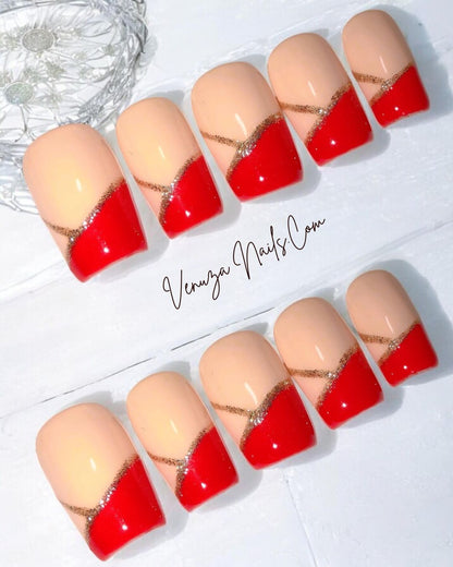 Faux ongles press-on Ruby — design chic avec base nude, French rouge rubis et fine ligne dorée, finition brillante, par Venuza Nails.