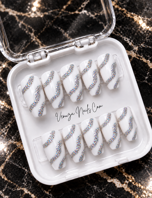 Manucure press on nails blanche avec motifs ondulés argentés