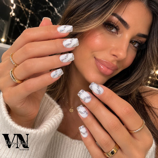 Jeune femme portant Manucure press on nails blanche avec motifs ondulés argentés