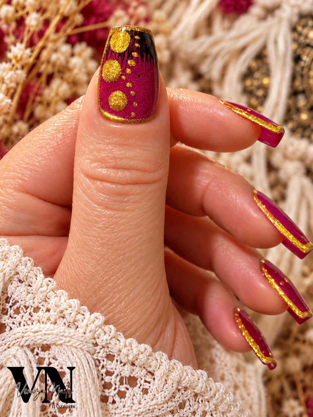 Modèle Dolores press on nails fuchsia avec détails dorés pailletés et motifs graphiques