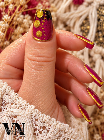 Modèle Dolores press on nails fuchsia avec détails dorés pailletés et motifs graphiques
