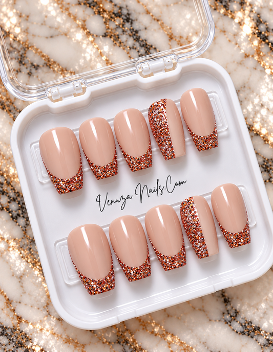 Press-on nails Cabaret nude et rose gold pailleté dans leur boite, manucure glamour
