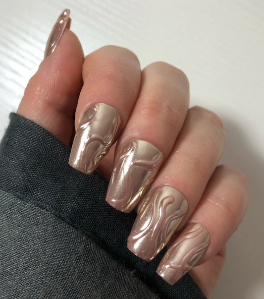 faux-ongles-rose-gold-chrome-1