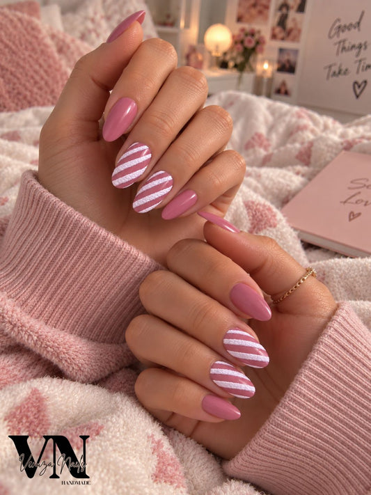 Press on nails Blush vieux rose avec rayures blanches texturées, manucure faite main Venuza Nails